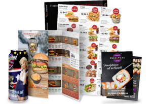 verschiedene Druckprodukte, wie Speisekarten, Flyer und Getränkedosen