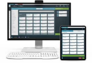 PC mit Tastatur und Laptop auf denen eine Bestellannahme geöffnet ist